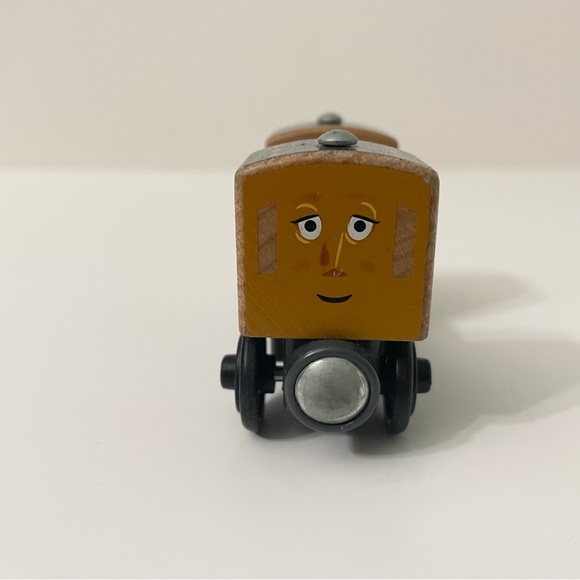 Thomas & Friends Wooden Clarabel Train - Picture 6 of 13
